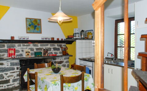 Verzaschina: Ejendom, Hylde, Reoler, Indretning, Bord, Cabinetry, Træ, Køkken, Væg, Bygning