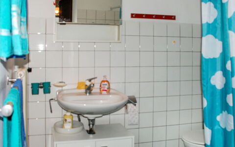 Verzaschina: Spejl, Tap, Håndvask, Ejendom, Sanitærarmatur, Badeværelsesvask, Blå, Grøn, Purple, Badeværelse