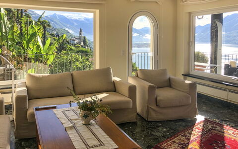Panorama Lakeview Lago Maggiore: Ejendom, Stue, Værelse, Møbel, Indretning, Bygning, Ejendom, Hjem, Couch, Hus