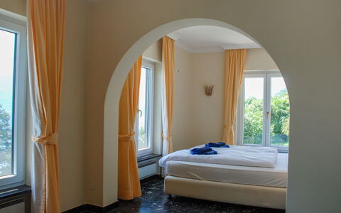 Panorama Lakeview Lago Maggiore: Værelse, Soveværelse, Møbel, Seng, Ejendom, Væg, Indretning, Loft, Etage, Bed Frame