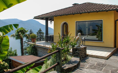 Panorama Lakeview Lago Maggiore: Plante, Bygning, Himmel, Vindue, Skygge, Land Lot, Sommerhus, Træ, Hus, Landskab