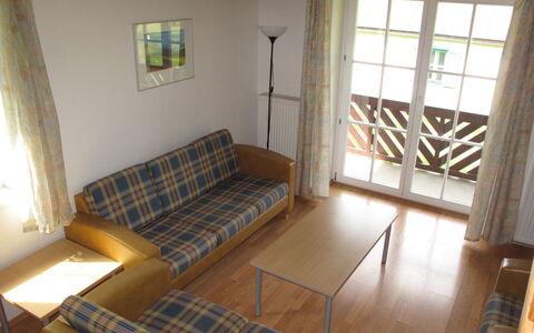 Holiday Hill 50: Ejendom, Couch, Vindue, Bygning, Træ, Komfort, Studio Couch, Gulvbelægning, Etage
