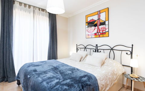 Sunny Tejita: Soveværelse, Seng, Møbel, Værelse, Ejendom, Sengetøj, Bed Frame, Indretning, Sengetøj, Væg