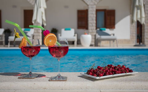 Villa Marina i: Vand, Ejendom, Bordservice, Bord, Glasservice, Azure, Vindue, Drinkware, Plante, Stol