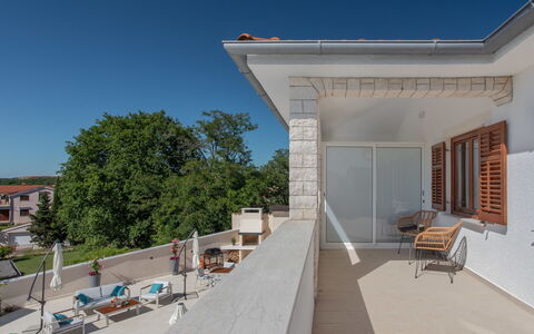 Villa Marina i: Himmel, Bygning, Vindue, Plante, Skygge, Træ, Træ, Urban Design, Tag, Facade