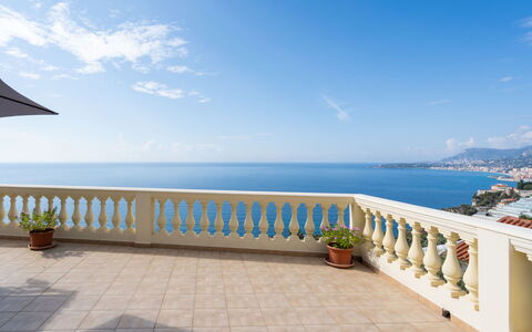 Ventimiglia 629: Ejendom, Himmel, Altan, Ocean, Hav, Azure, Ejendom, Horisont, Hus, Bygning