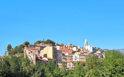 Ventimiglia 629: Himmel, Bygning, Azure, Træ, Naturlige Landskab, Plante, Facade, City, Tag, Hus