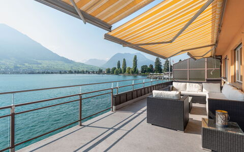 Seestern Direkt am See: Ejendom, Bygning, Arkitektur, Ejendom, Hus, Skygge, Tag, Hjem, Lejlighed, Altan