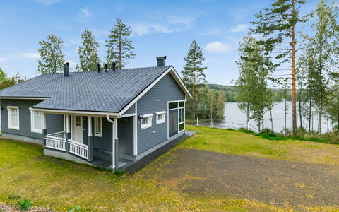 Villa Leinola 1: Møbel, Stol, Udendørs Møbler, Bord, Træ, Udendørs Bord, Køkken & Spisebord, Skygge, Have, Paraply