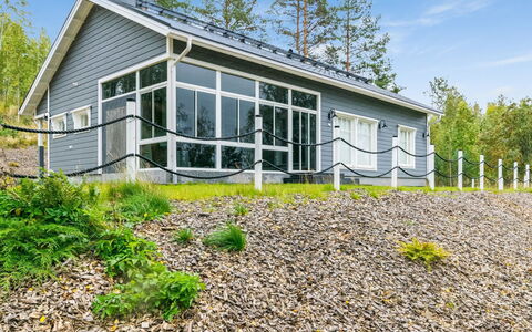 Villa Leinola 1: Altan, Lejlighed, Skygge, Glas, Ejerlejlighed, Gelænder, Veranda, Dagslys, Dæk, Udendørs Møbler