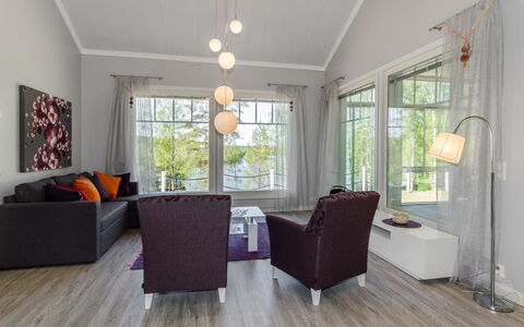 Villa Leinola 1: Altan, Lejlighed, Skygge, Glas, Ejerlejlighed, Gelænder, Veranda, Dagslys, Dæk, Udendørs Møbler