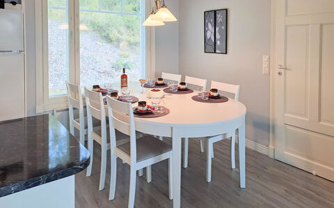 Villa Leinola 1: Altan, Lejlighed, Skygge, Glas, Ejerlejlighed, Gelænder, Veranda, Dagslys, Dæk, Udendørs Møbler