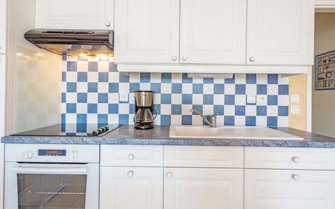 Résidence Ker Eden: Countertop, Køkken, Flise, Værelse, Cabinetry, Ejendom, Møbel, Indretning, Etage, Hjem