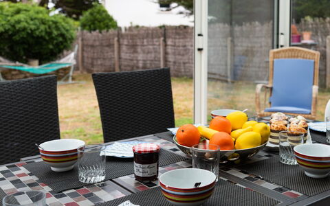 Ty Jeanne: Brunch, Orange, Bord, Måltid, Morgenmad, Værelse, Hjem, Møbel, Mad, Indretning