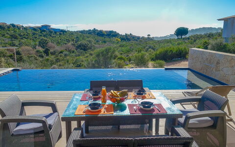 Villa Belios: Vand, Himmel, Sky, Bord, Møbel, Ejendom, Bygning, Plante, Azure, Bordservice