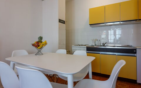 Tea: Møbel, Cabinetry, Ejendom, Bord, Countertop, Stol, Køkkenvask, Håndvask, Bygning, Orange