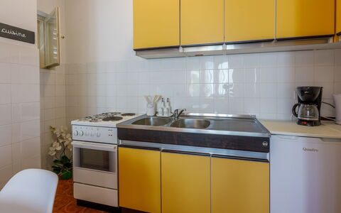 Tea: Køkkenvask, Cabinetry, Håndvask, Countertop, Ejendom, Tap, Køkken Apparat, Køkken, Komfur, Husholdningsapparat
