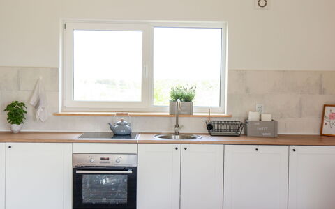 Dom Przy Cisowym Jarze: Cabinetry, Countertop, Bygning, Køkkenvask, Tap, Plante, Ejendom, Vindue, Køkken, Komfur