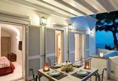 Villa Marina Little Beach: Bord, Møbel, Ejendom, Bygning, Træ, Vindue, Orange, Belysning, Indretning, Etage