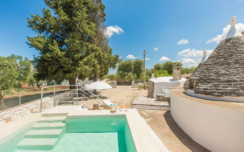 Trullo Del Pioppo Gigante: Himmel, Sky, Ejendom, Azure, Plante, Svømmepøl, Bygning, Træ, Land Lot, Skygge