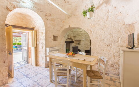 Trullo Del Pioppo Gigante: Bord, Møbel, Træ, Arkitektur, Indretning, Mursten, Etage, Gulvbelægning, Bygning, Ejendom