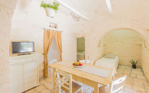 Trullo Del Pioppo Gigante: Møbel, Ejendom, Bord, Cabinetry, Bygning, Træ, Stol, Plante, Indretning, Stueplante