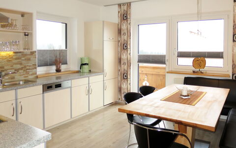 Hannah Lena: Countertop, Værelse, Møbel, Ejendom, Køkken, Indretning, Cabinetry, Bygning, Etage, Gul