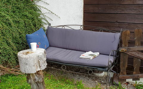 Henri: Møbel, Couch, Udendørs Møbler, Stol, Græs, Sofa, Bord, Træ, Gård, Plante