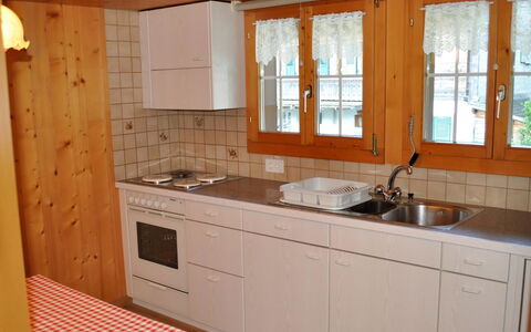 Kirchgasse 12: Cabinetry, Countertop, Køkkenvask, Håndvask, Bygning, Tap, Ejendom, Vindue, Møbel, Sanitærarmatur