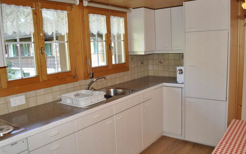 Kirchgasse 12: Cabinetry, Countertop, Tap, Håndvask, Ejendom, Badeværelsesskab, Møbel, Sanitærarmatur, Køkkenvask, Bygning