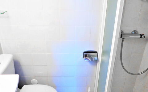 L'Hacienda: Sanitærarmatur, Badeværelse, Purple, Indretning, Toilet, Tap, Vvs, Line, Væg