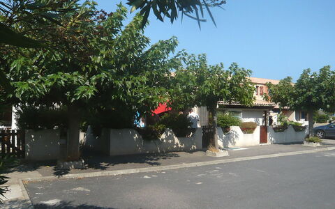 L'Hacienda: Ejendom, Træ, Stad, Boligområde, Kvarter, Himmel, Ejendom, Vej, Plante, Gade