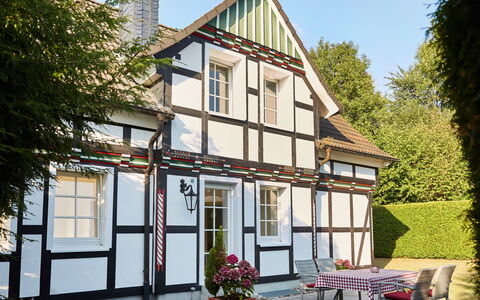 Am Golf- und Reitpark: Plante, Blomst, Bygning, Himmel, Vindue, Ejendom, Træ, Hus, Blomsterkrukke, Sommerhus