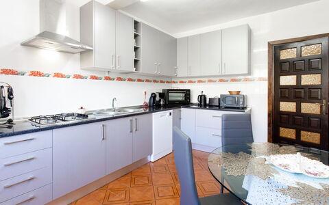Fortuna: Cabinetry, Ejendom, Countertop, Komfur, Køkken Apparat, Køkken, Håndvask, Husholdningsapparat, Skuffe, Indretning
