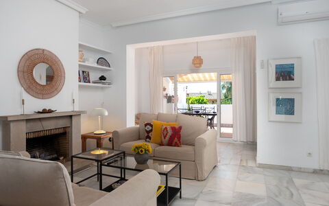 Sol de Estepona: Møbel, Indretning, Gulvbelægning, Etage, Loft, Couch, Bord, Træ, Stue, Stol