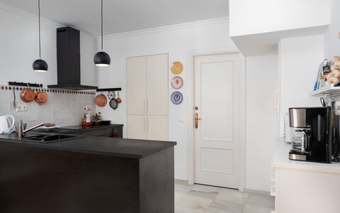 Sol de Estepona: Møbel, Indretning, Gulvbelægning, Væg, Etage, Køkken, Countertop, Lysarmatur, Træ, Cabinetry