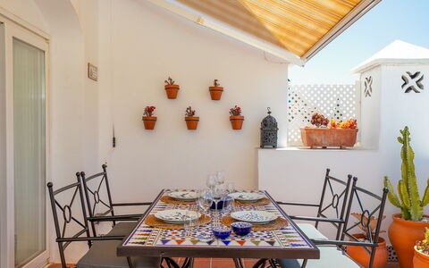 Sol de Estepona: Møbel, Gulvbelægning, Etage, Indretning, Blomsterkrukke, Stol, Stueplante, Køkken & Spisebord, Bejdse, Spisestue