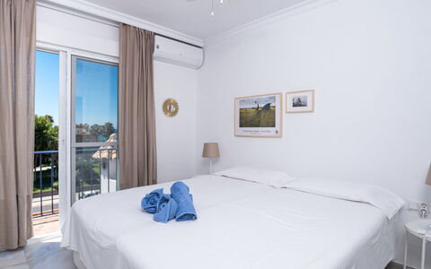 Sol de Estepona: Soveværelse, Værelse, Møbel, Seng, Ejendom, Sengetøj, Bed Frame, Indretning, Suite, Bygning