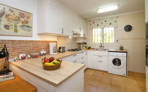 Vega: Ejendom, Værelse, Køkken, Countertop, Møbel, Cabinetry, Ejendom, Gul, Bygning, Indretning
