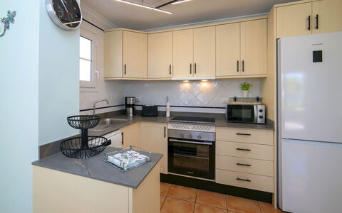 Calpe Calp 463: Køkken Apparat, Køkken, Cabinetry, Countertop, Større Bandage, Møbel, Indretning, Husholdningsapparat, Gulvbelægning, Komfur