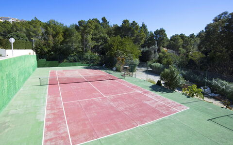 Bernia Golf: Ejendom, Sport Venue, Græs, Ejendom, Himmel, Lawn, Træ, Tennisbane, Arkitektur, Vejbelægning