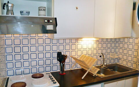 Gruissan 310: Cabinetry, Countertop, Køkkenvask, Ejendom, Møbel, Håndvask, Tap, Komfur, Køkken, Køkken Apparat