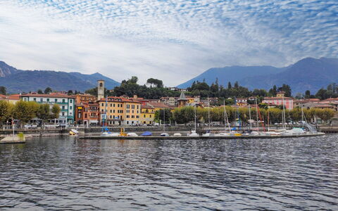 Porto Valtravaglia 105: Sky, Vand, Himmel, Bygning, Bjerg, Sø, Træ, Hus, Coastal Og Oceaniske Landskabsformer, Plante