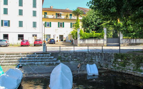 Porto Valtravaglia 105: Vand, Vandvej, Afspejling, Kanal, Stad, Arkitektur, Træ, Bygning, Flod, Hus