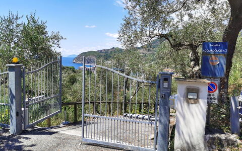 Il Frantoio Del Mesco - Levanto: Træ, Port, Jern, Bagagerum, Metal, Hegn, Home Fencing, Nonbuilding Struktur, Kædelink Fencing, Skilt