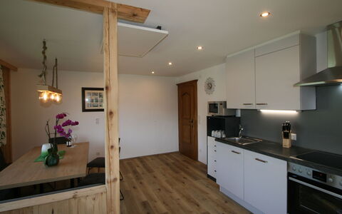 Kröll: Cabinetry, Countertop, Træ, Belysning, Skuffe, Køkken, Arkitektur, Bygning, Etage