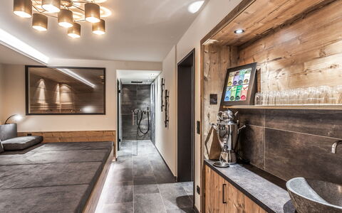 Montafon: Værelse, Ejendom, Indretning, Loft, Bygning, Badeværelse, Etage, Hjem, Countertop, Hus