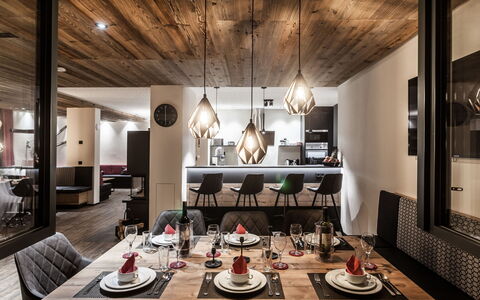 Montafon: Indretning, Spisestue, Værelse, Ejendom, Loft, Restaurant, Bord, Bygning, Møbel, Hus