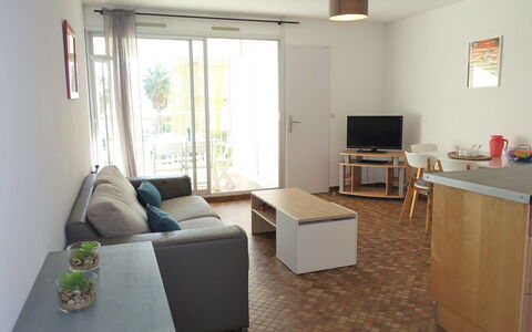 Maisons sur la Plage: Møbel, Bord, Couch, Komfort, Træ, Studio Couch, Bygning, Gulvbelægning, Etage, Television