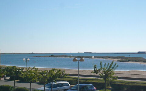 Maisons sur la Plage: Vand, Plante, Himmel, Bil, Køretøj, Azure, Gadebelysning, Land Lot, Coastal Og Oceaniske Landskabsformer, Horisont